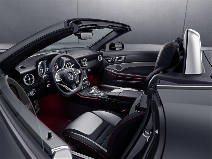 Интерьер Mercedes-AMG SLC43 RedArt Edition 2017 года  (фото 4 из 8)